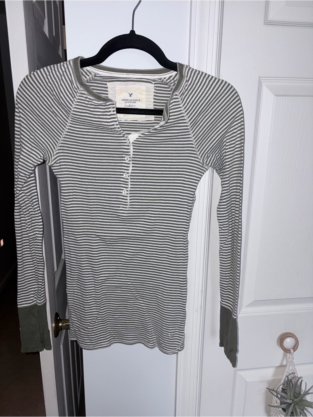*VINTAGE* American Eagle Outfitters Olive & White Striped Henley Long Sleeve